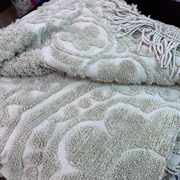 Chenille Sage Medalion Tufting Textured Bedspread with Fringe size King - Picture 15 of 16